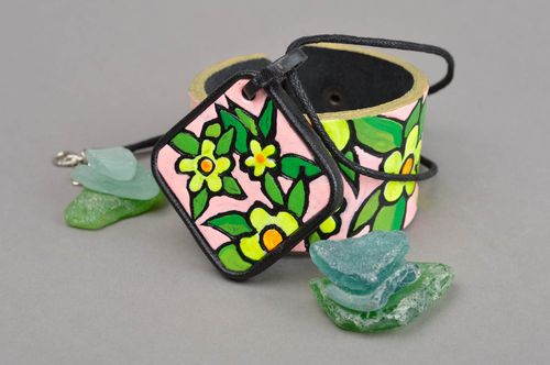 Lot de Bijoux faits main Bracelet et pendentif roses en cuir Cadeau pour femme - MADEheart.com