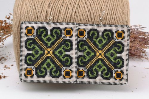 Boucles doreilles brodées Ornement faites main - MADEheart.com