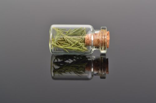 Colgante original con forma de bote de cristal con enebro artesanal - MADEheart.com