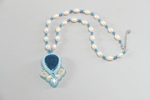 Ciondolo bello fatto a mano di pietre e perline pendente da donna adorabile - MADEheart.com