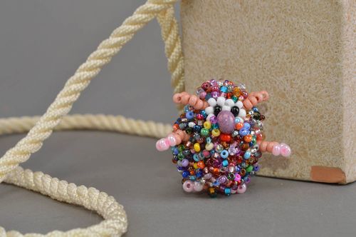 Figura bonita de miçangas coloridas feita à mão  - MADEheart.com