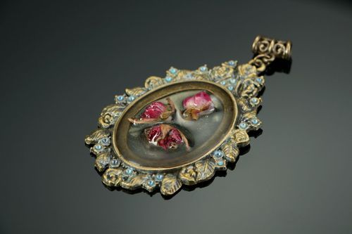 Pendant made of roses, coated with epoxy resin - MADEheart.com