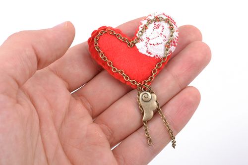 Broche en feutre rouge faite main originale cadeau pour femme Coeur avec clé  - MADEheart.com