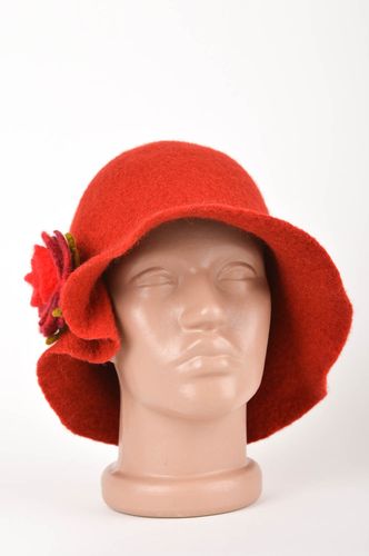 Cappello di lana fatto a mano lavorato alluncinetto abbigliamento da donna  - MADEheart.com