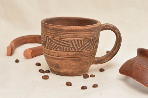 Schöne braune Tasse aus Ton mit Musterung originell künstlerische Handarbeit - MADEheart.com