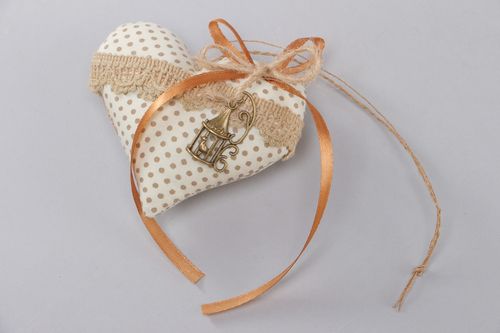 Petite décoration en tissu à suspendre blanche en forme de coeur faite main  - MADEheart.com