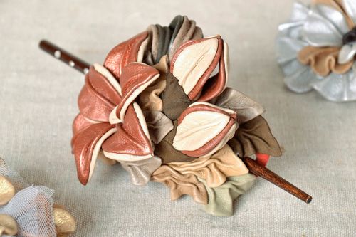 Pique à cheveux avec fleurs artificielles en vrai cuir  - MADEheart.com