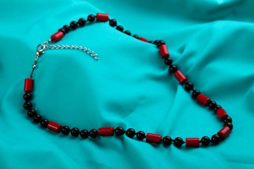 Perlen Schmuck handmade Frauen Halskette Geschenk für Frauen schwarz rot - MADEheart.com