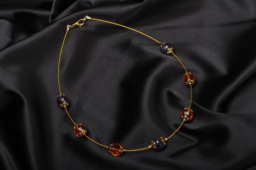 Handgemachter Collier aus Plastik Perlen - MADEheart.com