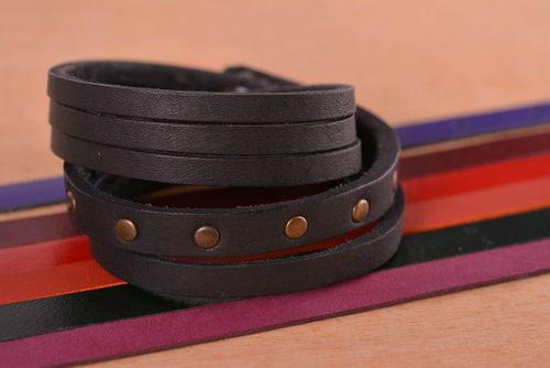 Brazalete de cuero hecho a mano regalo original brazalete artesanal color negro - MADEheart.com