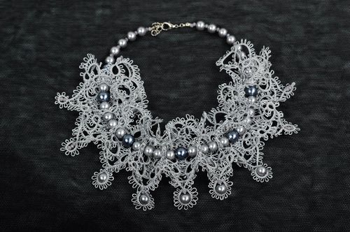 Collier textile Bijou fait main Accessoire femme gris avec perles et cristal - MADEheart.com