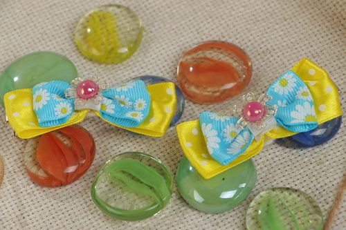 Schönes Blumen Haarspangen Set aus Atlasbändern 2 Stück in Blau und in Gelb handmade für Mädchen - MADEheart.com
