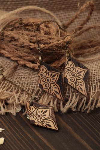 Pendentif et boucles doreilles Bijoux faits main losanges en bois Cadeau femme - MADEheart.com