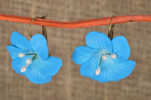Ungewöhnliche blaue Blumen Ohrringe aus Polymerton für junge Damen schön grell - MADEheart.com