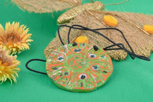 Ciondolo in stile etnico fatto a mano pendente con laccio dipinto straordinario  - MADEheart.com