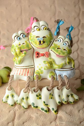 Salvadanaio in argilla fatto a mano figurina simpatica elemento decorativo - MADEheart.com