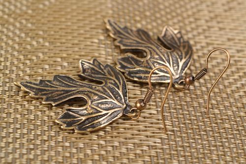 Hypoallergenic metal earrings in the shape of leaves - MADEheart.com