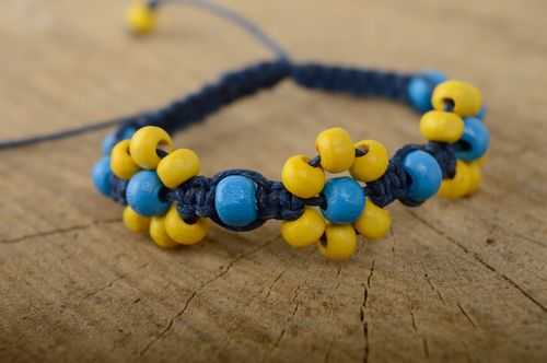 Geflochtenes Armband aus Wachsschnurr und Holzperlen in Makramee Technik  - MADEheart.com