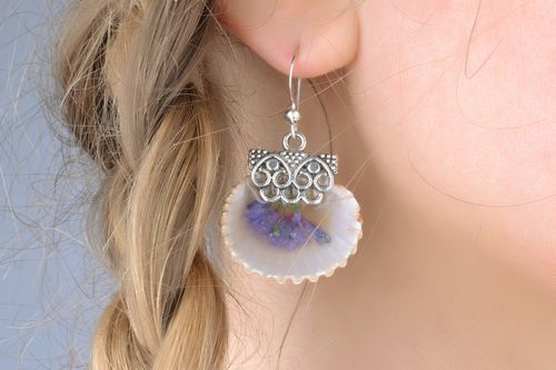 Brincos com conchas em resina de jóias acessórios artesanais  - MADEheart.com