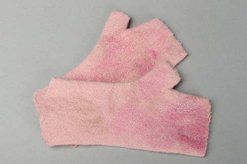 Pink mittens made of felted wool - MADEheart.com