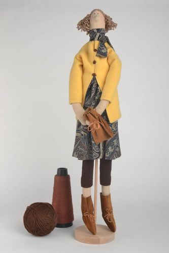 Handmade Puppe aus Stoff Haus Dekoration Geschenk für Frau mit Gestell in Gelb - MADEheart.com