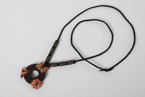 Colgante de arcilla hecho a mano pintado con esmalte en cordón - MADEheart.com