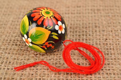 Handgemachter Runder Anhänger aus Holz mit Petrykivka Malerei auf Schnur - MADEheart.com