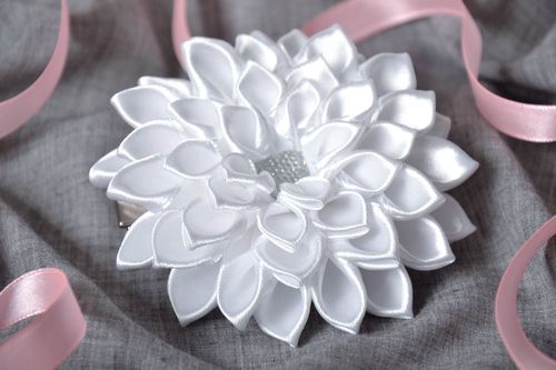 Blume Haarspange aus Atlasbändern - MADEheart.com