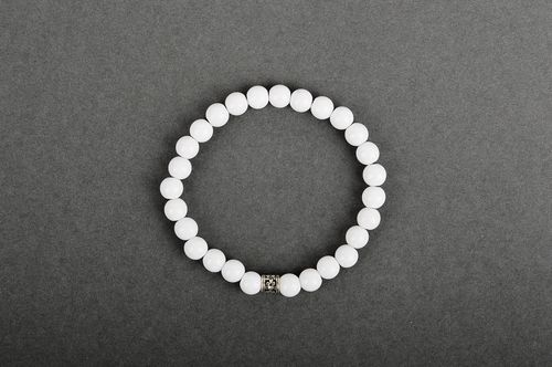 Pulsera artesanal de cuentas blancas accesorio para mujer regalo original - MADEheart.com