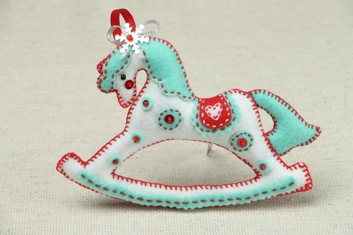 Jouet de Noël en tissu fait main original design à suspendre en forme de cheval - MADEheart.com