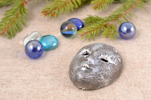 Maschera in ceramica piccola fatta a mano dipinta souvenir da parete originale  - MADEheart.com