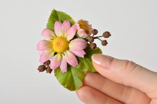 Spilla e fermaglio fatta a mano accessorio da donna a forma di camomilla - MADEheart.com