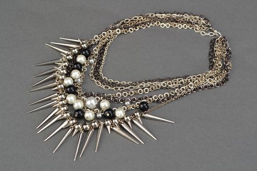 Collier en métal fait main avec piquants et perles fantaisie - MADEheart.com