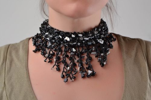 Collar de abalorios y piedras naturales artesanal negro original elegante - MADEheart.com