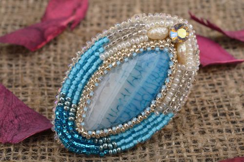 Broche bleue brodée de perles de rocaille avec agate naturelle faite main ovale - MADEheart.com