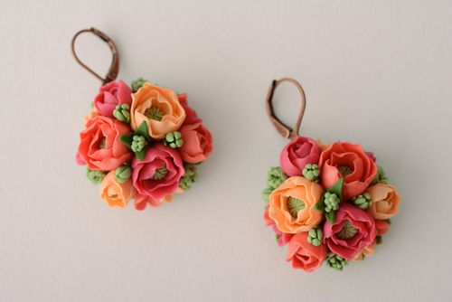 Pendientes de arcilla polimérica con forma de flores - MADEheart.com