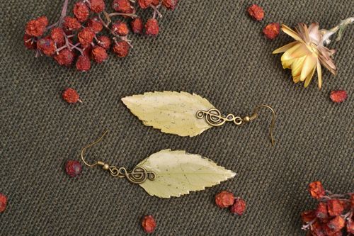 Dangle earrings with real leaves coated with epoxy resin Sheet Music - MADEheart.com