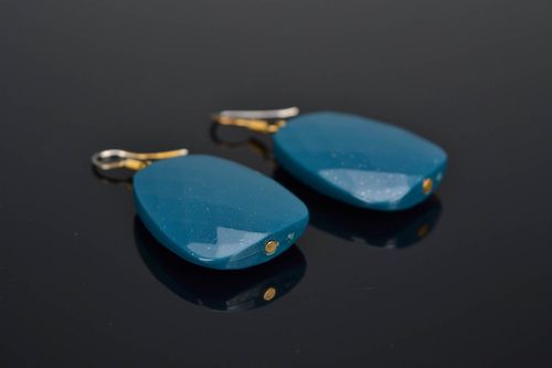 Blaue Ohrringe aus Plastik - MADEheart.com