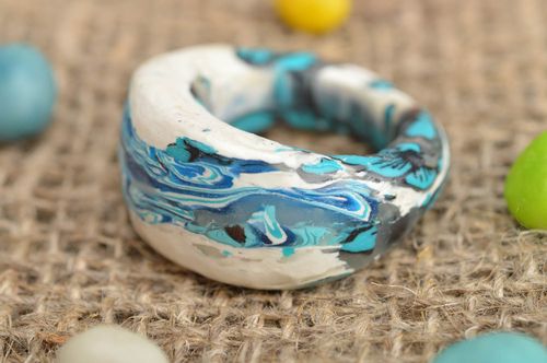 Anillo hermoso de arcilla polimérica hecho a mano cerrado accesorio de moda - MADEheart.com