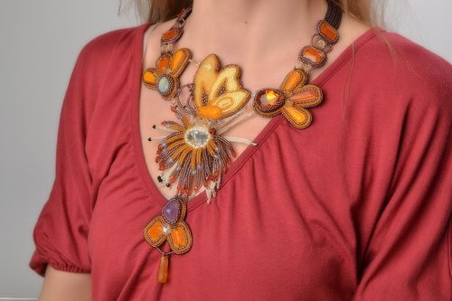 Elegantes braunes Collier aus echten Steinen und Glasperlen handmade für Damen Schmetterling - MADEheart.com