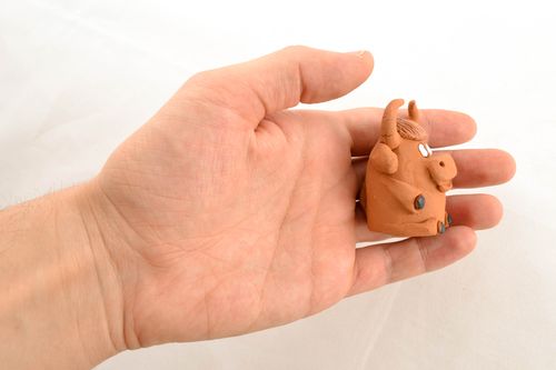 Statuetta toro in argilla fatta a mano figurina decorativa in ceramica  - MADEheart.com