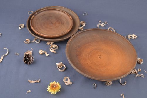 Juego de tres platos artesanales de cerámica cocidos con leche hechos a mano - MADEheart.com