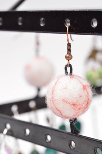 Zarte Ohrringe Kugeln handgemachter Schmuck Accessoire für Frauen aus Wolle - MADEheart.com