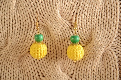 Boucles doreilles pendantes faites main en perles tricotées jaune vert - MADEheart.com