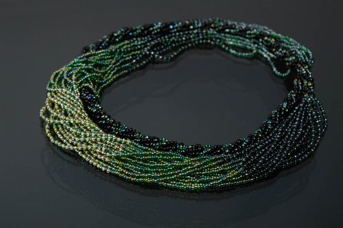 Mehrreihiges Collier aus Glasperlen Schwarz grün - MADEheart.com