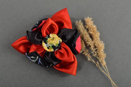 Handmade Blumen Brosche in Rot Designer Schmuck Accessoire für Frauen schön - MADEheart.com