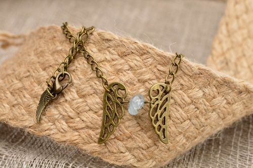 Ciondolo in metallo a forma di ali fatto a mano pendente originale da donna  - MADEheart.com