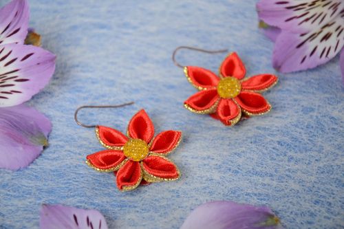 Orecchini a forma di fiori fatti a mano orecchini rossi in tecnica kanzashi - MADEheart.com
