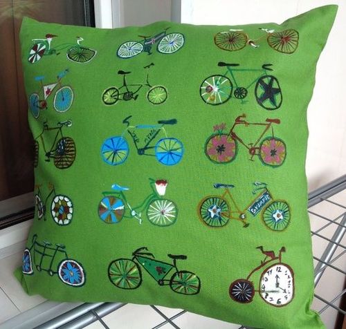 Almohada decorativa artesanal con pintura Bicicletas - MADEheart.com