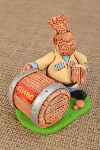 Keramische Figur Kosak neben dem Bier Faß - MADEheart.com